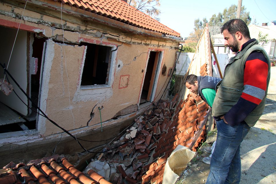 Βυθίζεται η Ανάληψη Αμαλιάδας -Κατέρρευσαν δύο σπίτια και ο κεντρικός δρόμος [εικόνες] | iefimerida.gr 3