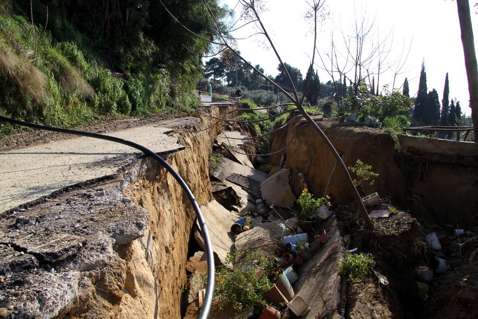 Βυθίζεται η Ανάληψη Αμαλιάδας -Κατέρρευσαν δύο σπίτια και ο κεντρικός δρόμος [εικόνες] | iefimerida.gr 4