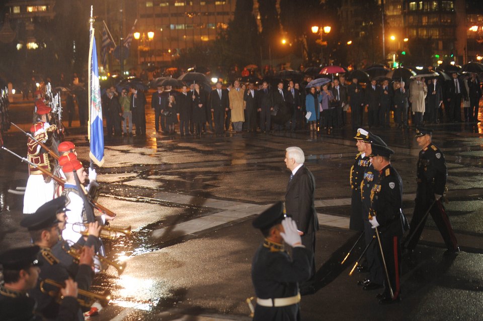 Το... fan club του Προκόπη Παυλόπουλου: «Αφήστε με να τον αγγίξω λίγο», «κοίτα τον γλυκούλη μου βρέχεται» [εικόνες] | iefimerida.gr 0