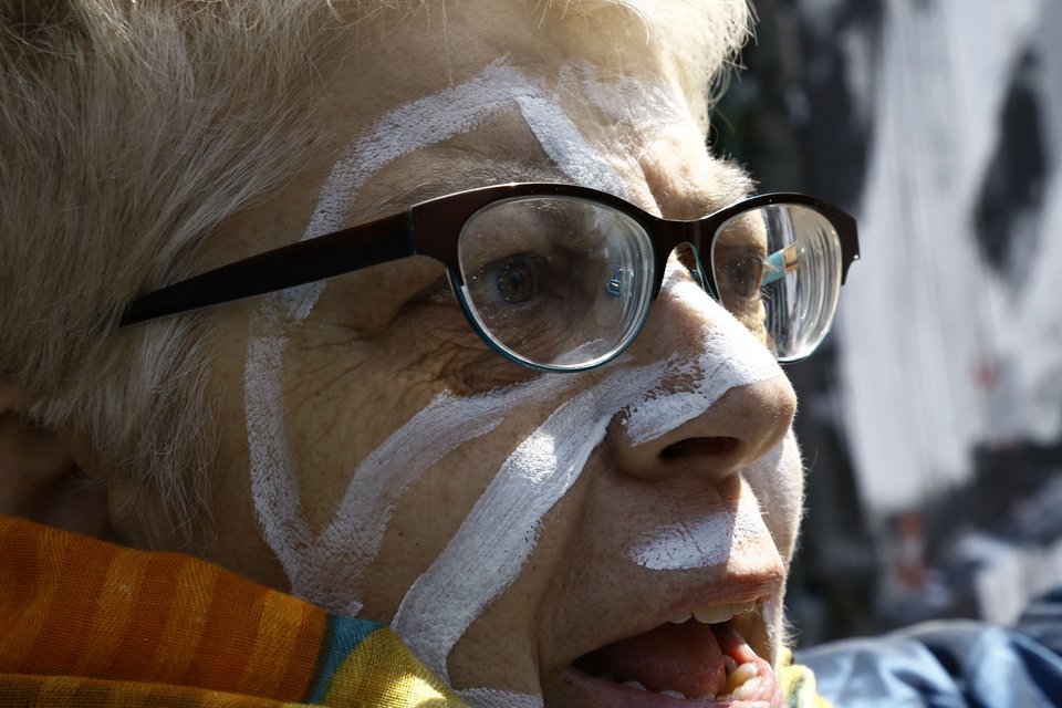 Διαμαρτυρία κατά της αφαίρεσης του γκράφιτι -Εφυγαν τα συνεργεία, ήρθαν κυρίες με τα πρόσωπά τους βαμμένα ασπρόμαυρα [εικόνες] | iefimerida.gr 0