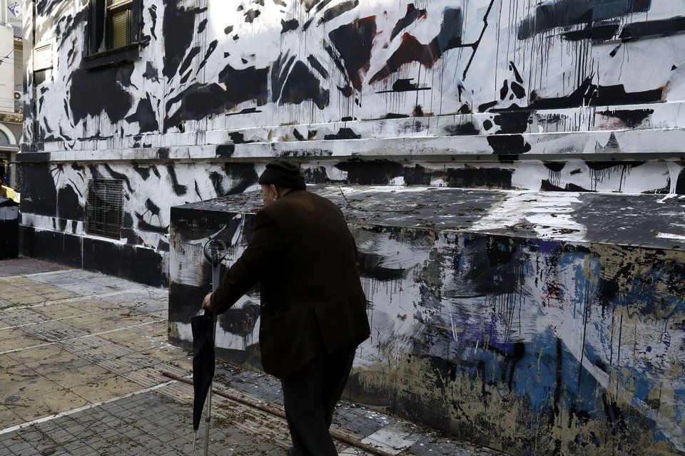 Διαμαρτυρία κατά της αφαίρεσης του γκράφιτι -Εφυγαν τα συνεργεία, ήρθαν κυρίες με τα πρόσωπά τους βαμμένα ασπρόμαυρα [εικόνες] | iefimerida.gr 1