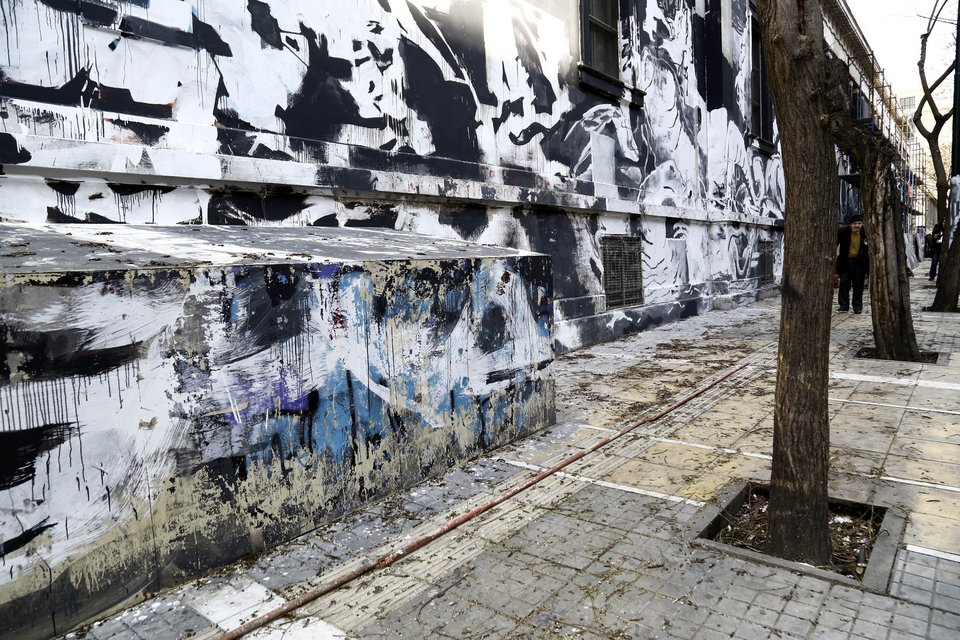 Διαμαρτυρία κατά της αφαίρεσης του γκράφιτι -Εφυγαν τα συνεργεία, ήρθαν κυρίες με τα πρόσωπά τους βαμμένα ασπρόμαυρα [εικόνες] | iefimerida.gr 2