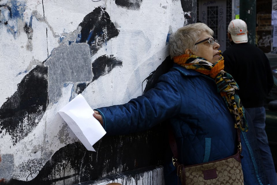 Διαμαρτυρία κατά της αφαίρεσης του γκράφιτι -Εφυγαν τα συνεργεία, ήρθαν κυρίες με τα πρόσωπά τους βαμμένα ασπρόμαυρα [εικόνες] | iefimerida.gr 3