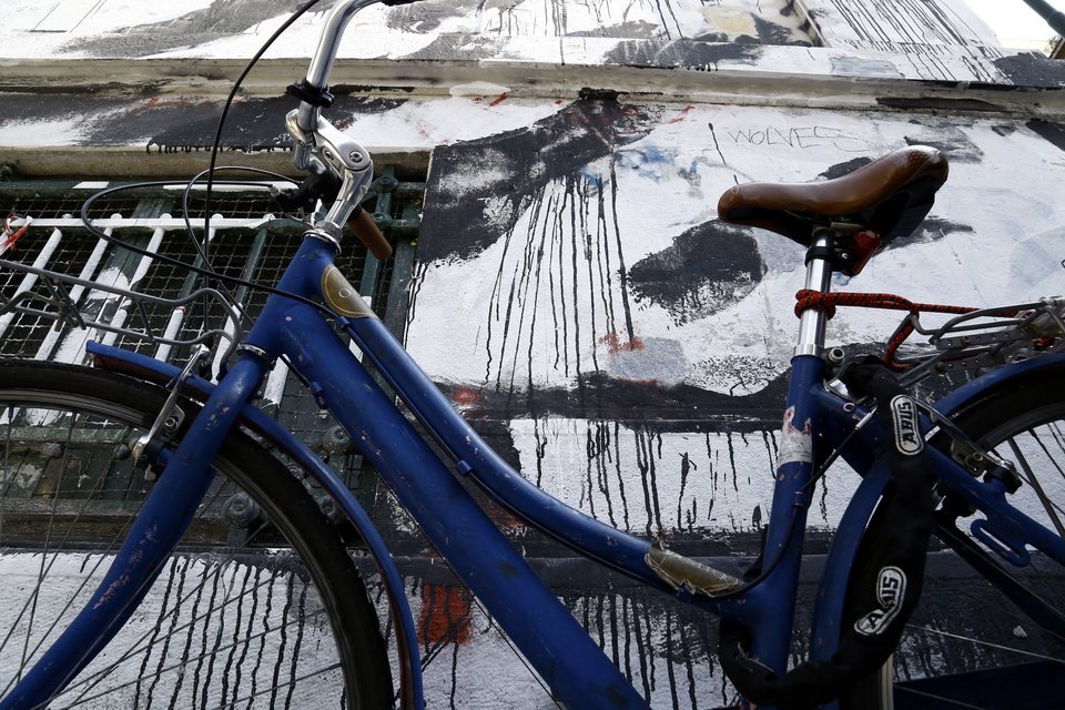 Διαμαρτυρία κατά της αφαίρεσης του γκράφιτι -Εφυγαν τα συνεργεία, ήρθαν κυρίες με τα πρόσωπά τους βαμμένα ασπρόμαυρα [εικόνες] | iefimerida.gr 4