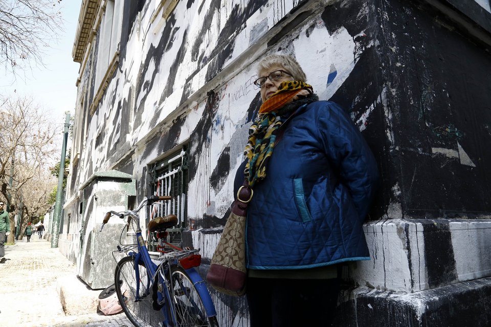 Διαμαρτυρία κατά της αφαίρεσης του γκράφιτι -Εφυγαν τα συνεργεία, ήρθαν κυρίες με τα πρόσωπά τους βαμμένα ασπρόμαυρα [εικόνες] | iefimerida.gr 5