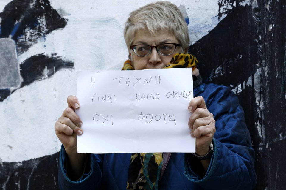 Διαμαρτυρία κατά της αφαίρεσης του γκράφιτι -Εφυγαν τα συνεργεία, ήρθαν κυρίες με τα πρόσωπά τους βαμμένα ασπρόμαυρα [εικόνες] | iefimerida.gr 6