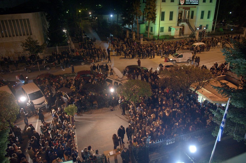 Συγκλονιστική σιωπηρή διαμαρτυρία για Ιωάννινα για τον Βαγγέλη -Χιλιάδες στο δρόμο [εικόνες] | iefimerida.gr 2