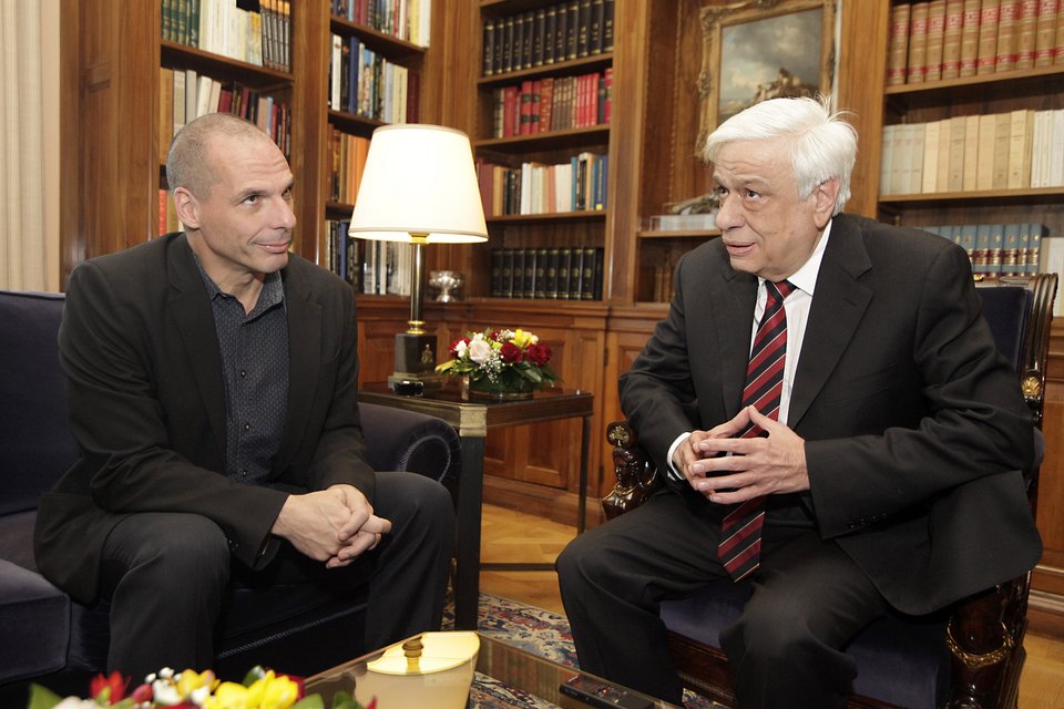 Ημέρεψε ο Βαρουφάκης: Παράτησε τη μηχανή, πήγε με αυτοκίνητο στον Πρόεδρο [εικόνες] | iefimerida.gr 2