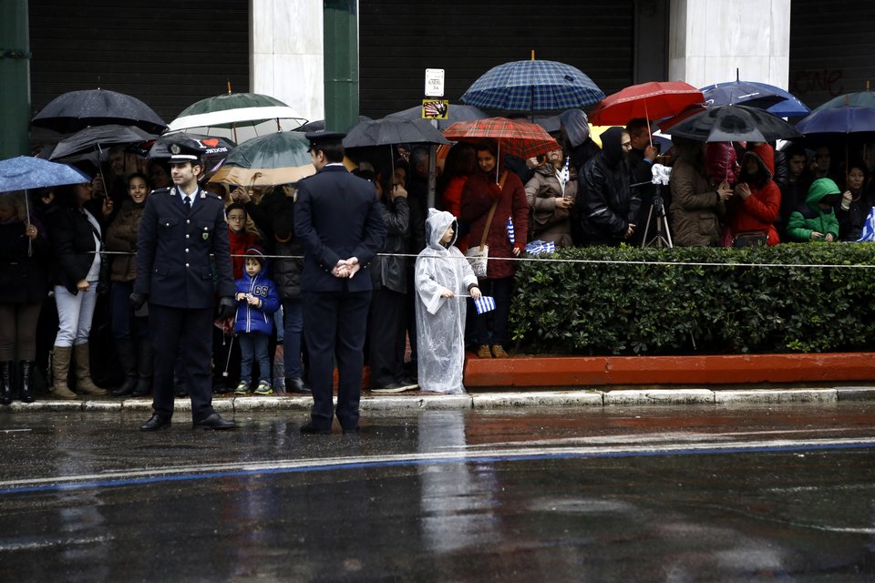 Οι νιτσεράδες και τα αδιάβροχα που έκλεψαν την παράσταση στην παρέλαση [εικόνες]    | iefimerida.gr 5