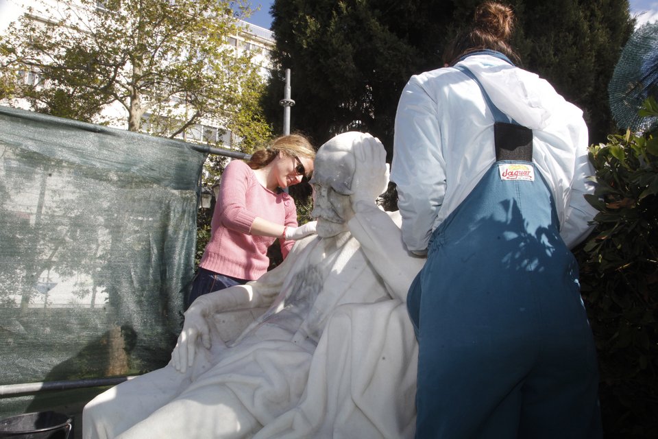 Συνεργεία «διορθώνουν» όσα κατέστρεψαν οι καταληψίες της Νομικής [εικόνες] | iefimerida.gr 0