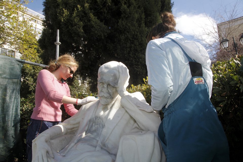 Συνεργεία «διορθώνουν» όσα κατέστρεψαν οι καταληψίες της Νομικής [εικόνες] | iefimerida.gr 1