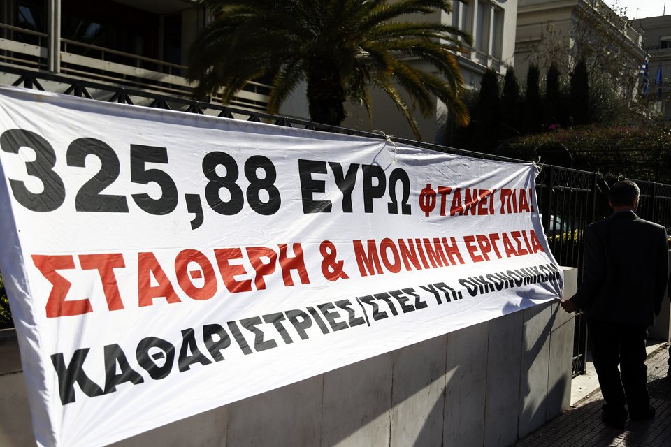 Καθαρίστριες ζήτησαν επαναπρόσληψη από τον Κατρούγκαλο [εικόνες] | iefimerida.gr 0