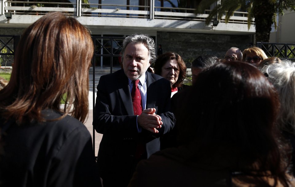 Καθαρίστριες ζήτησαν επαναπρόσληψη από τον Κατρούγκαλο [εικόνες] | iefimerida.gr 1