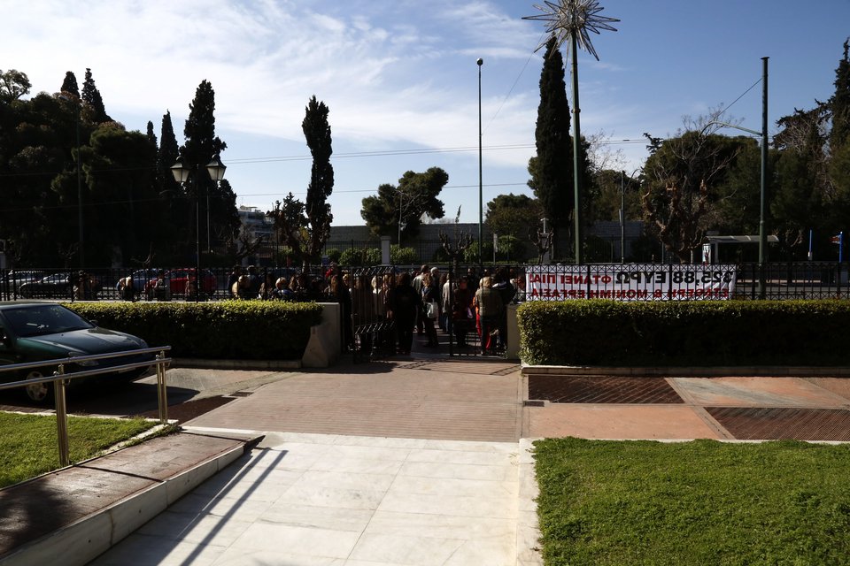 Καθαρίστριες ζήτησαν επαναπρόσληψη από τον Κατρούγκαλο [εικόνες] | iefimerida.gr 2