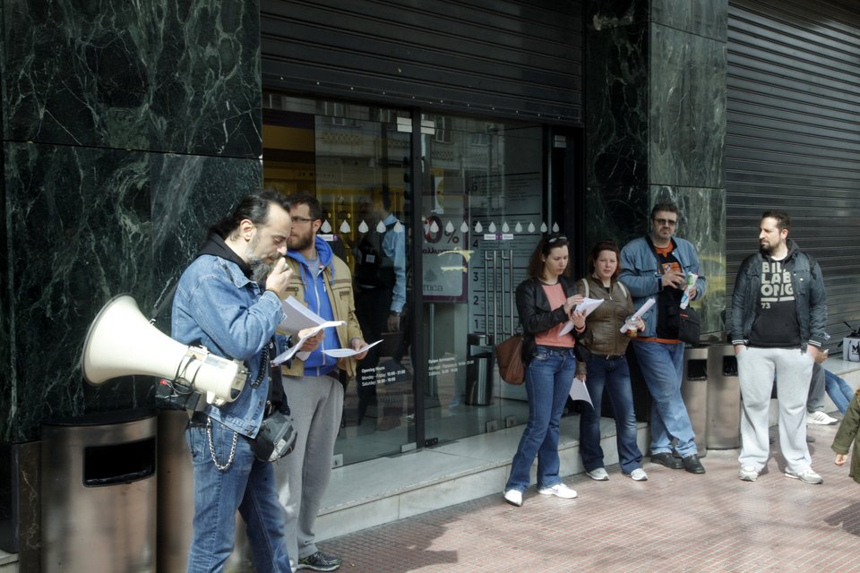 Αγορές με συγκεντρώσεις διαμαρτυρίας στην Ερμού -Αντιδράσεις στη λειτουργία των καταστημάτων [εικόνες] | iefimerida.gr 0