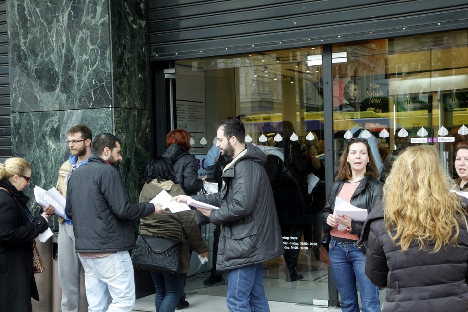 Αγορές με συγκεντρώσεις διαμαρτυρίας στην Ερμού -Αντιδράσεις στη λειτουργία των καταστημάτων [εικόνες] | iefimerida.gr 4