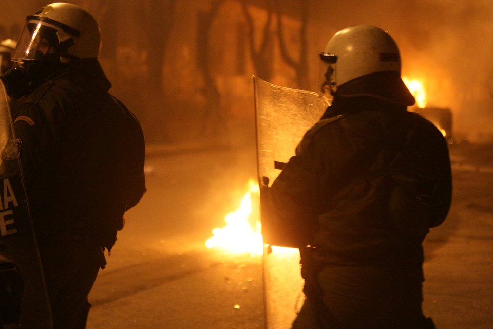Χάος στο Πολυτεχνείο: Μολότοφ, φωτιές σε κάδους, κρότου λάμψης και συγκρούσεις [εικόνες & βίντεο] | iefimerida.gr 0