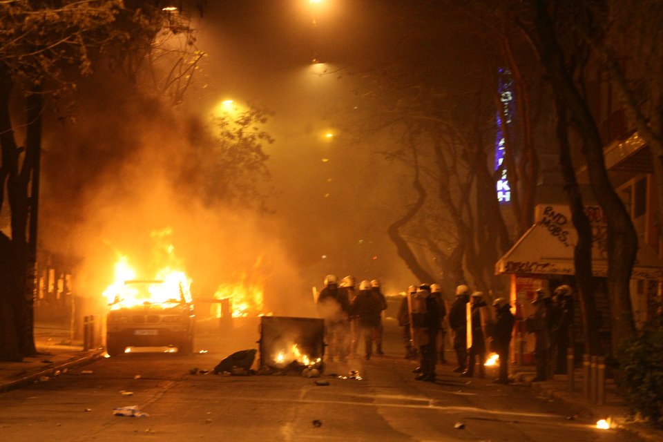Χάος στο Πολυτεχνείο: Μολότοφ, φωτιές σε κάδους, κρότου λάμψης και συγκρούσεις [εικόνες & βίντεο] | iefimerida.gr 1