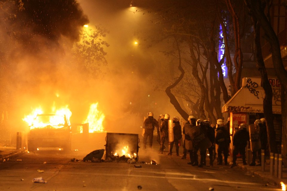 Χάος στο Πολυτεχνείο: Μολότοφ, φωτιές σε κάδους, κρότου λάμψης και συγκρούσεις [εικόνες & βίντεο] | iefimerida.gr 2
