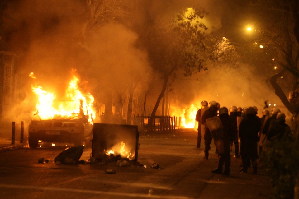 Χάος στο Πολυτεχνείο: Μολότοφ, φωτιές σε κάδους, κρότου λάμψης και συγκρούσεις [εικόνες & βίντεο] | iefimerida.gr 3