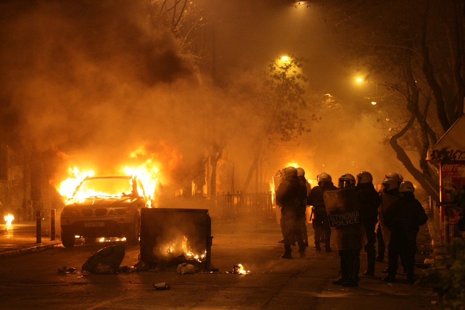Χάος στο Πολυτεχνείο: Μολότοφ, φωτιές σε κάδους, κρότου λάμψης και συγκρούσεις [εικόνες & βίντεο] | iefimerida.gr 4