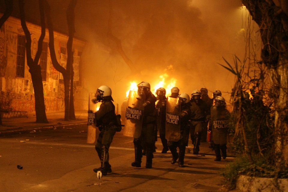 Χάος στο Πολυτεχνείο: Μολότοφ, φωτιές σε κάδους, κρότου λάμψης και συγκρούσεις [εικόνες & βίντεο] | iefimerida.gr 5