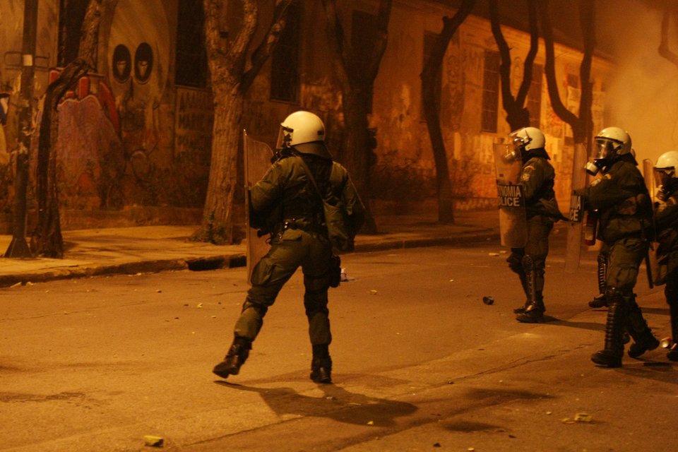 Χάος στο Πολυτεχνείο: Μολότοφ, φωτιές σε κάδους, κρότου λάμψης και συγκρούσεις [εικόνες & βίντεο] | iefimerida.gr 6