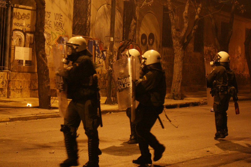 Χάος στο Πολυτεχνείο: Μολότοφ, φωτιές σε κάδους, κρότου λάμψης και συγκρούσεις [εικόνες & βίντεο] | iefimerida.gr 10