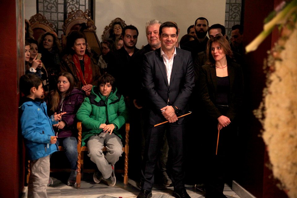 Στην Αγία Αικατερίνη της Πλάκας για τον Επιτάφιο ο Αλέξης Τσίπρας με την Περιστέρα [εικόνες] | iefimerida.gr 0