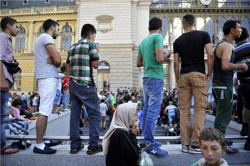 Χάος στον σιδηροδρομικό σταθμό της Βουδαπέστης -Εκατοντάδες πρόσφυγες φώναζαν «Γερμανία» [εικόνες] | iefimerida.gr 1