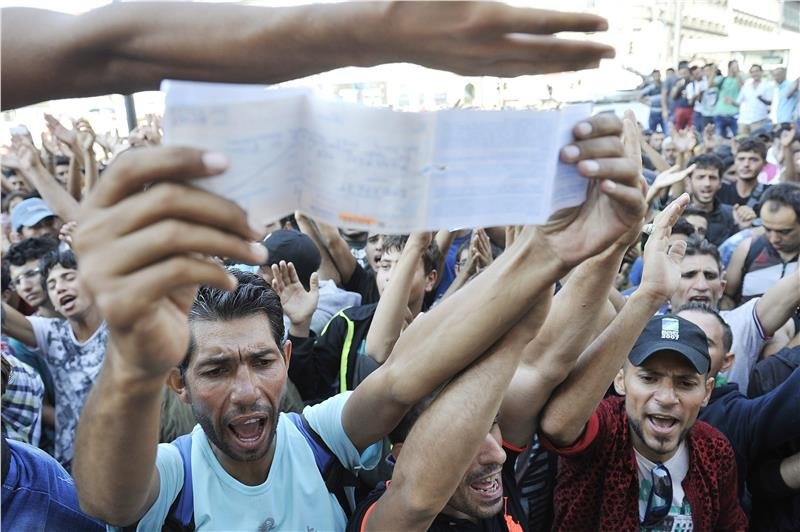 Χάος στον σιδηροδρομικό σταθμό της Βουδαπέστης -Εκατοντάδες πρόσφυγες φώναζαν «Γερμανία» [εικόνες] | iefimerida.gr 4