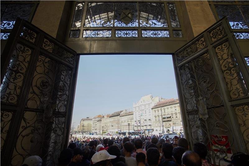 Χάος στον σιδηροδρομικό σταθμό της Βουδαπέστης -Εκατοντάδες πρόσφυγες φώναζαν «Γερμανία» [εικόνες] | iefimerida.gr 7