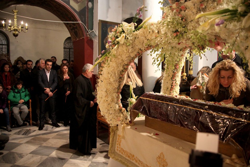 Στην Αγία Αικατερίνη της Πλάκας για τον Επιτάφιο ο Αλέξης Τσίπρας με την Περιστέρα [εικόνες] | iefimerida.gr 1