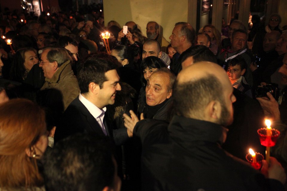 Στην Αγία Αικατερίνη της Πλάκας για τον Επιτάφιο ο Αλέξης Τσίπρας με την Περιστέρα [εικόνες] | iefimerida.gr 3