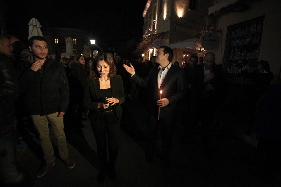 Στην Αγία Αικατερίνη της Πλάκας για τον Επιτάφιο ο Αλέξης Τσίπρας με την Περιστέρα [εικόνες] | iefimerida.gr 5