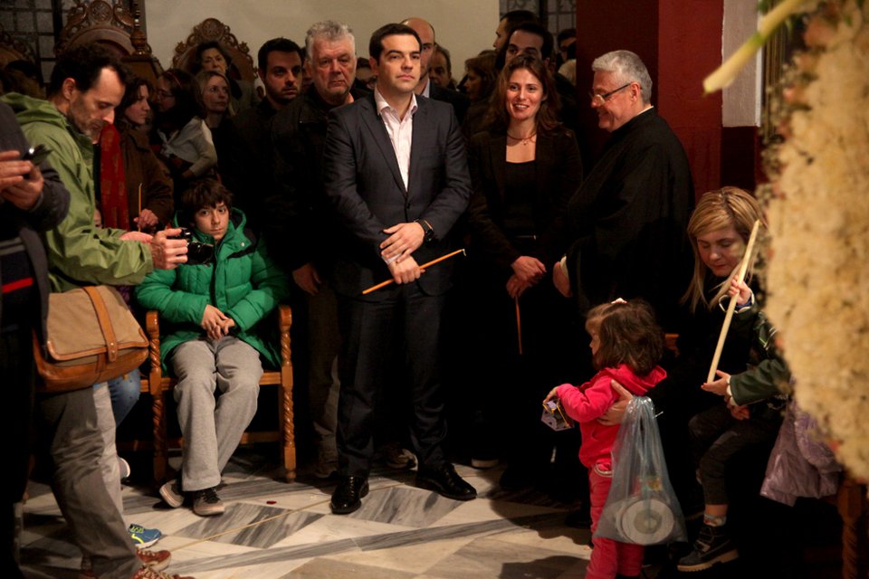 Στην Αγία Αικατερίνη της Πλάκας για τον Επιτάφιο ο Αλέξης Τσίπρας με την Περιστέρα [εικόνες] | iefimerida.gr 6