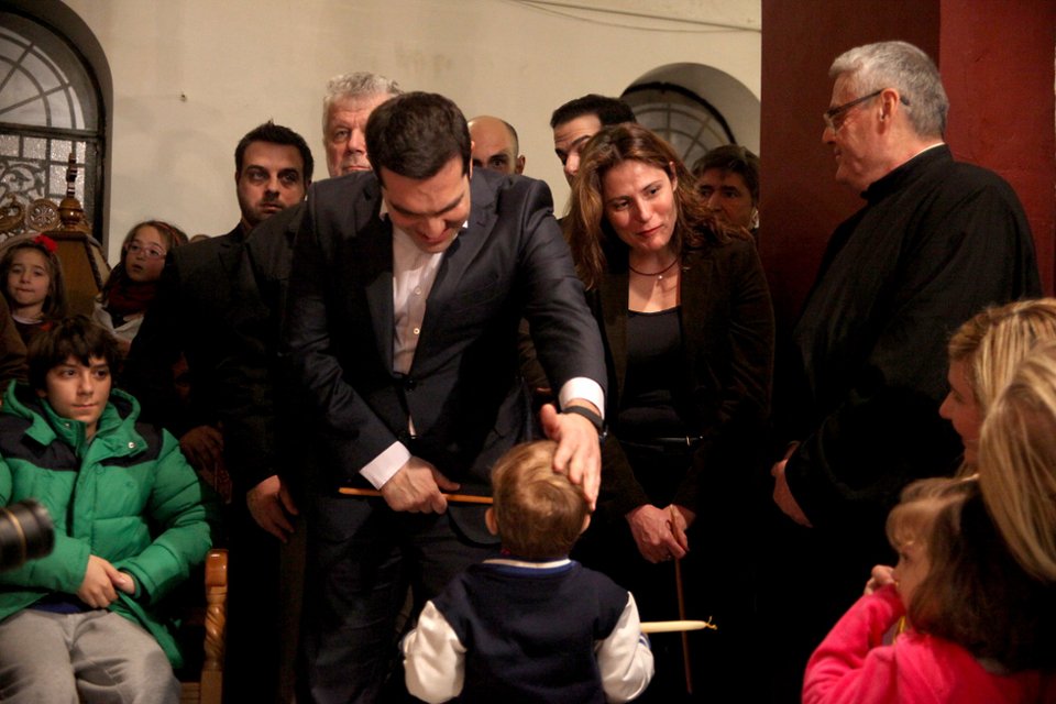 Στην Αγία Αικατερίνη της Πλάκας για τον Επιτάφιο ο Αλέξης Τσίπρας με την Περιστέρα [εικόνες] | iefimerida.gr 7