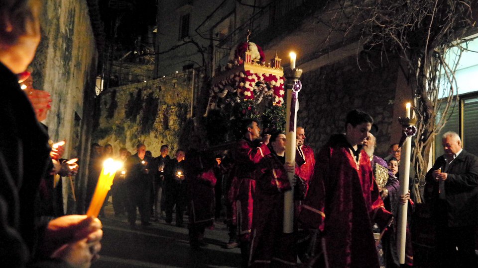 Κορυφώνεται το Θείο Δράμα στην Κέρκυρα: Κατάνυξη με 12ωρη περιφορά Επιταφίων [εικόνες]  | iefimerida.gr 1