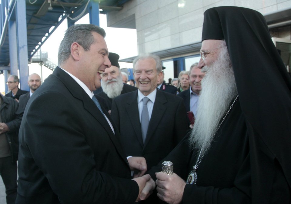 Με τιμές αρχηγού κράτους έφτασε το Aγιο Φως στην Ελλάδα [εικόνες] | iefimerida.gr 0