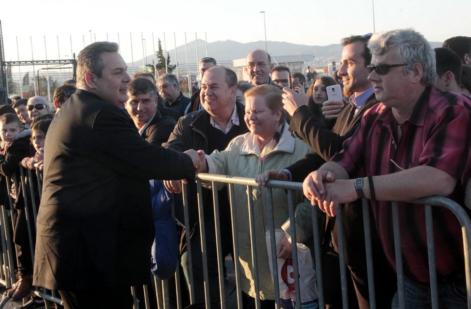 Με τιμές αρχηγού κράτους έφτασε το Aγιο Φως στην Ελλάδα [εικόνες] | iefimerida.gr 2