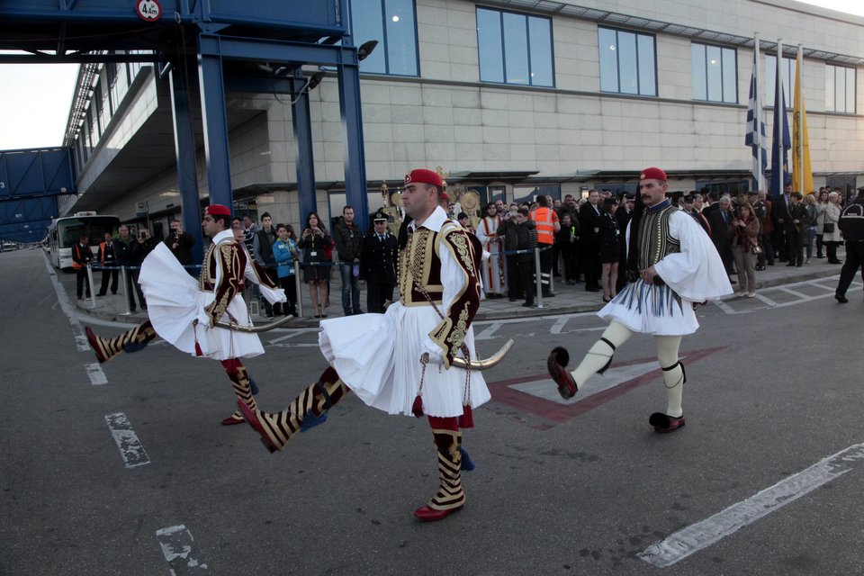 Με τιμές αρχηγού κράτους έφτασε το Aγιο Φως στην Ελλάδα [εικόνες] | iefimerida.gr 3
