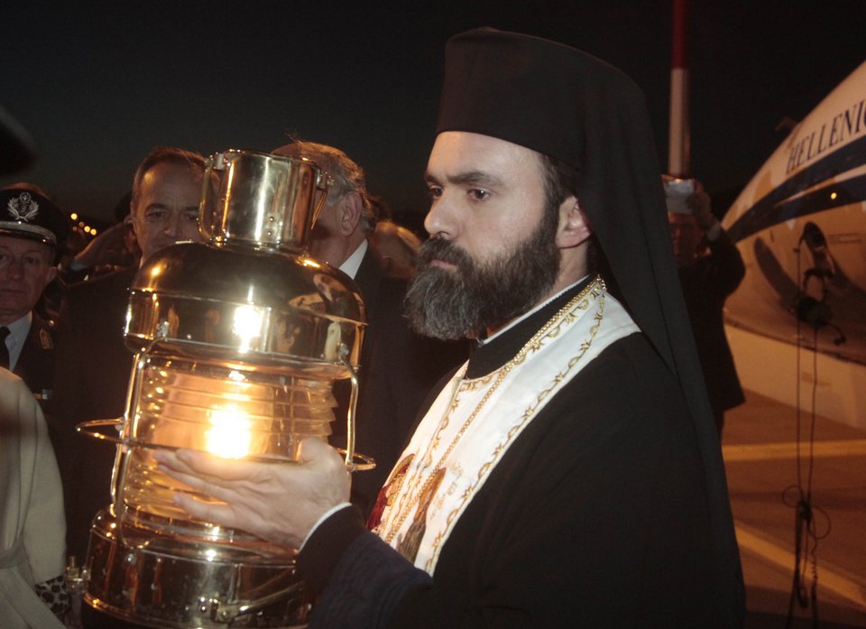 Με τιμές αρχηγού κράτους έφτασε το Aγιο Φως στην Ελλάδα [εικόνες] | iefimerida.gr 5