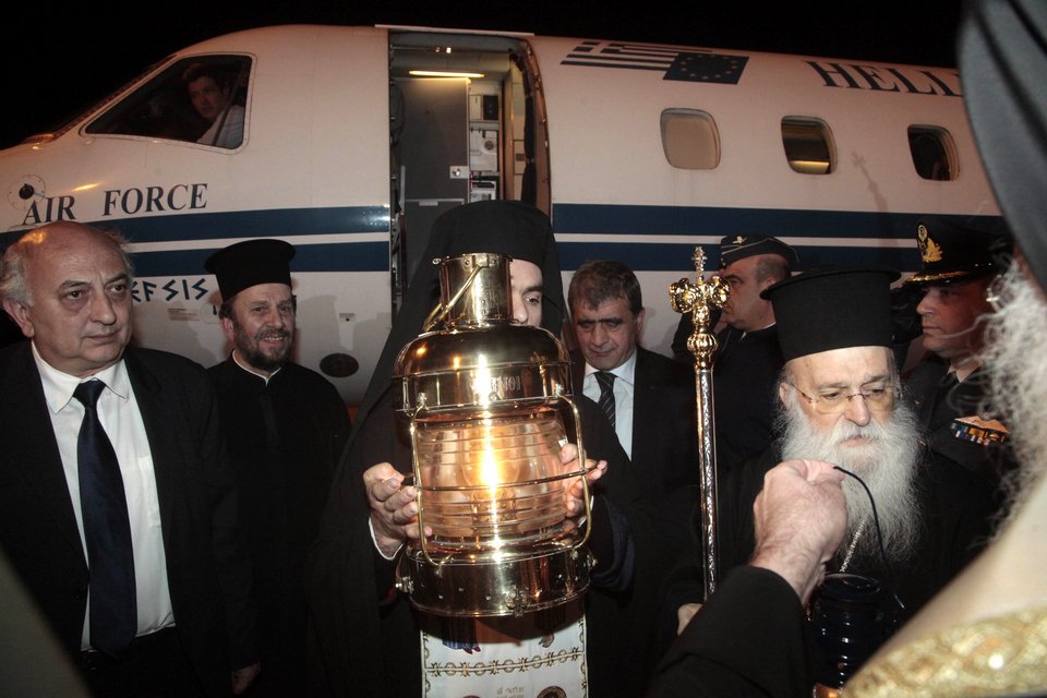 Με τιμές αρχηγού κράτους έφτασε το Aγιο Φως στην Ελλάδα [εικόνες] | iefimerida.gr 6