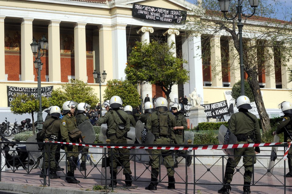 Δυνάμεις των ΜΑΤ περικύκλωσαν την πρυτανεία του ΕΚΠΑ [εικόνες] | iefimerida.gr 3