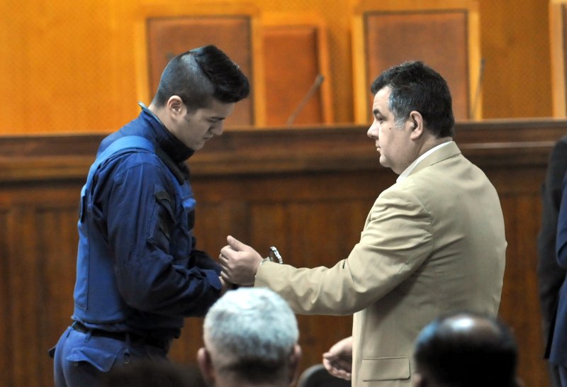 Μέσα στη δίκη της ΧΑ: Ο Ρουπακιάς, οι γονείς του Φύσσα, ο μετανοημένος Μπούκουρας [εικόνες & βίντεο] | iefimerida.gr 2