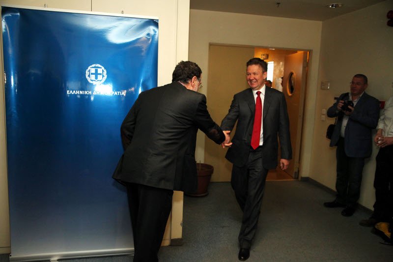 Με αγκαλιές και φιλιά υποδέχθηκε ο Λαφαζάνης το «αφεντικό» της Gazprom [εικόνες] | iefimerida.gr 0