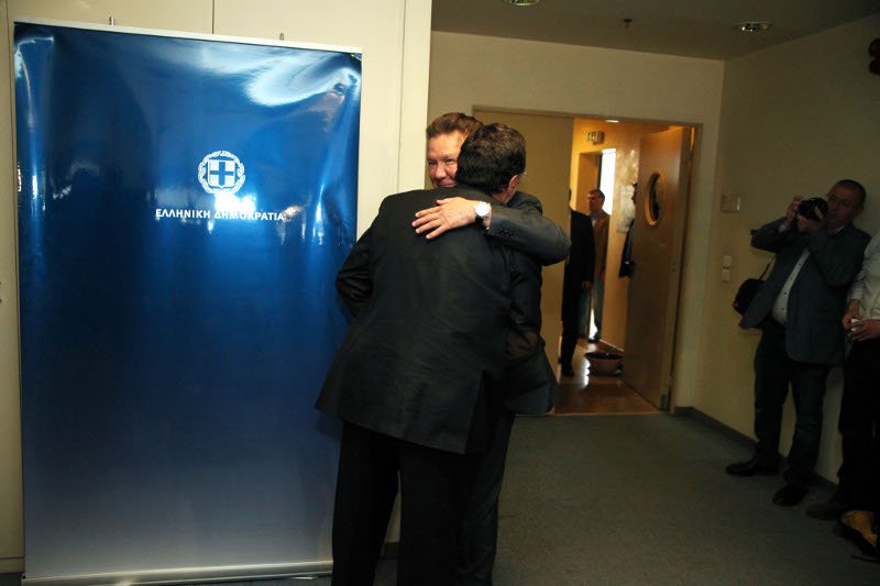 Με αγκαλιές και φιλιά υποδέχθηκε ο Λαφαζάνης το «αφεντικό» της Gazprom [εικόνες] | iefimerida.gr 1