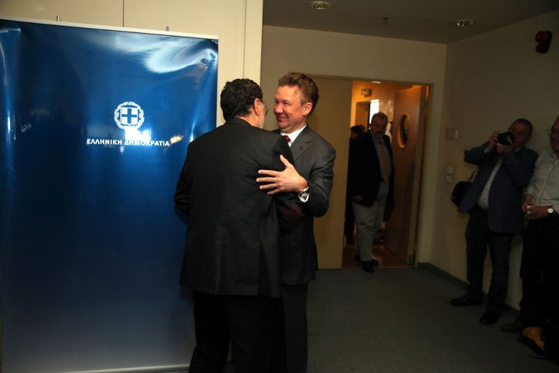 Με αγκαλιές και φιλιά υποδέχθηκε ο Λαφαζάνης το «αφεντικό» της Gazprom [εικόνες] | iefimerida.gr 2