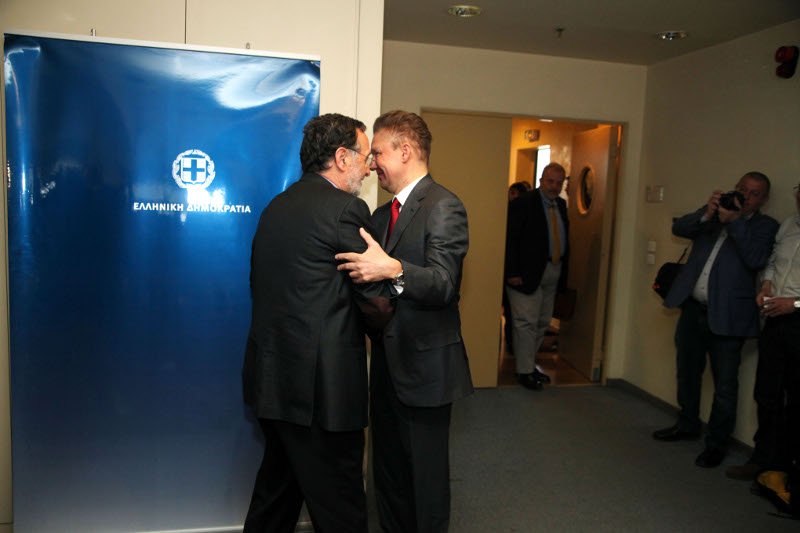 Με αγκαλιές και φιλιά υποδέχθηκε ο Λαφαζάνης το «αφεντικό» της Gazprom [εικόνες] | iefimerida.gr 4