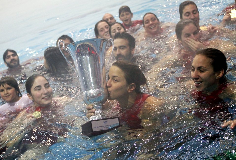 To σήκωσε ο Ολυμπιακός! -Πρωταθλήτριες Ευρώπης οι γυναίκες στο πόλο [εικόνες] | iefimerida.gr 2